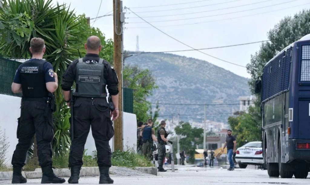 Σοβαρά επεισόδια σε καταυλισμό Ρομά στο Αλιβέρι Βόλου – Ένας αστυνομικός τραυματίας